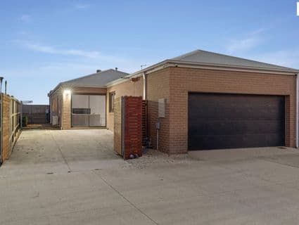 24 Precinct Walk, Clyde North - Thumbnail 2