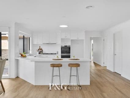19 Cromford Crescent, Narre Warren South - Thumbnail 2
