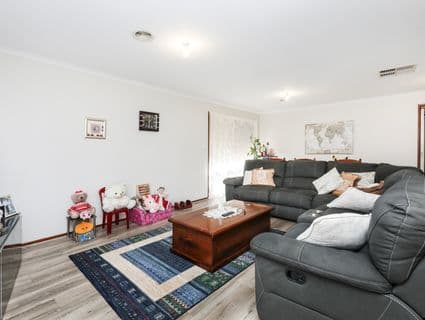3 Warren Close, Mill Park - Thumbnail 3