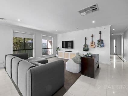 18 Brushwood Circuit, Roxburgh Park - Thumbnail 3