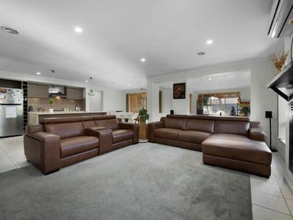 27 Clarence Street, Manor Lakes - Thumbnail 4
