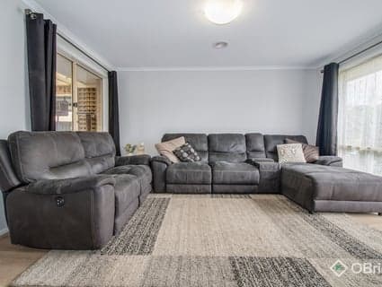 8 Forsyth Court, Cranbourne North - Thumbnail 2