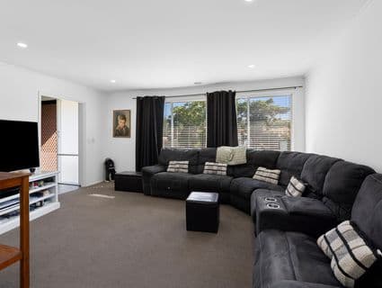34 Woodstock Drive, Gladstone Park - Thumbnail 4