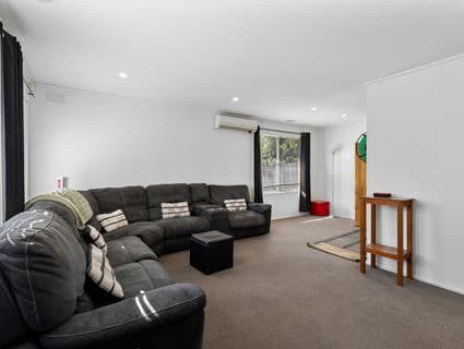 34 Woodstock Drive, Gladstone Park - Thumbnail 5