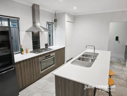 14 Nutcote Road, Banksia Grove - Thumbnail 2