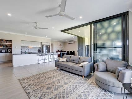 21 Henderson Street, Mount Low - Image 1