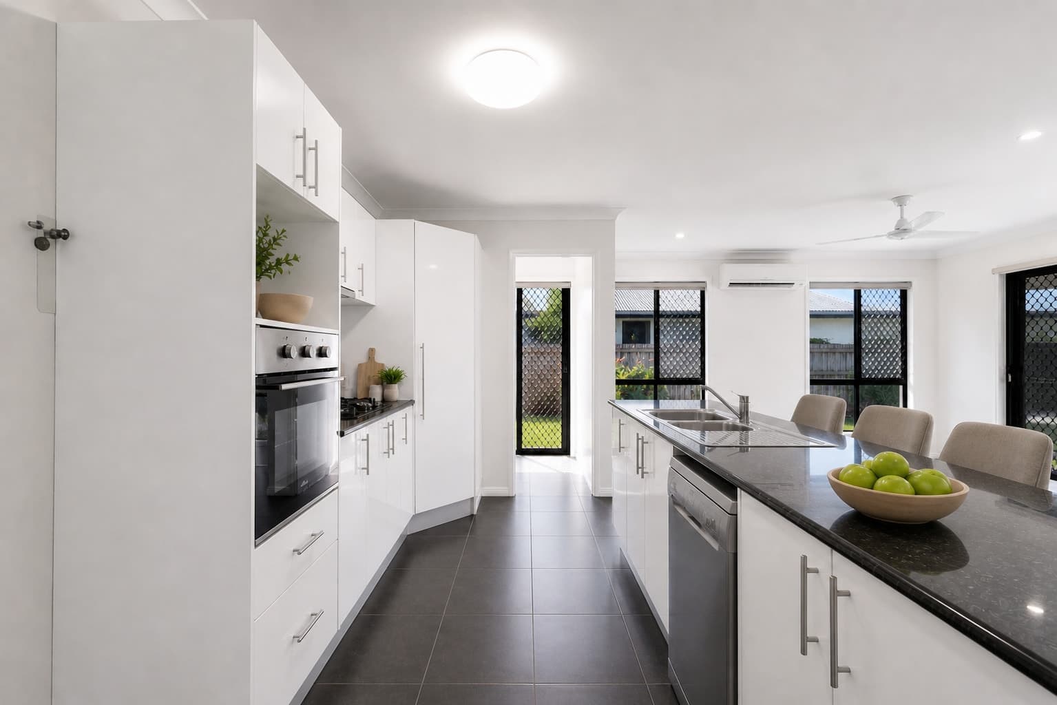 36 Fairway Drive, Bakers Creek - Thumbnail 2