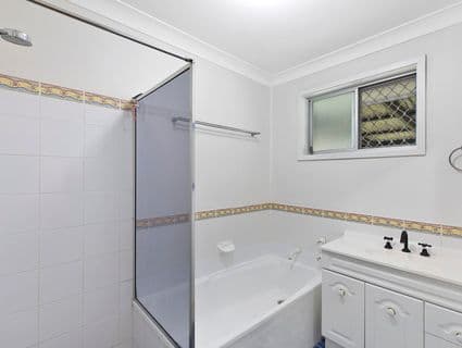404, Berkeley Vale - Thumbnail 6