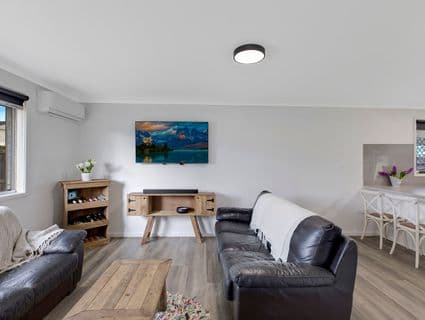 404, Berkeley Vale - Thumbnail 8