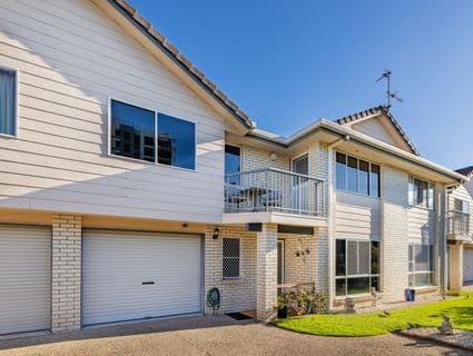 2/2A Kitchener Street, Golden Beach - Image 1