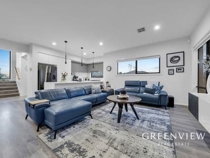 8 Houdan Way, Clyde North - Thumbnail 2