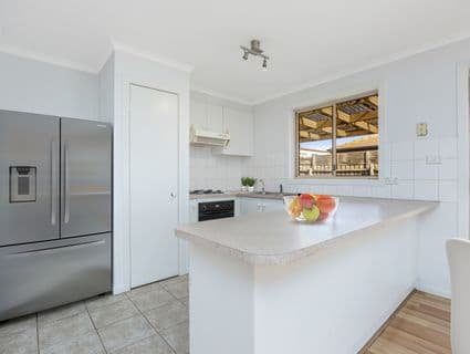 8 Greenmantle Close, Cranbourne West - Thumbnail 4