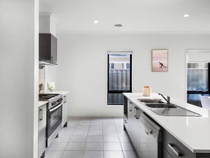 100 Eltham Parade, Manor Lakes - Thumbnail 8