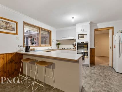 8 Dean Close, Narre Warren South - Thumbnail 2