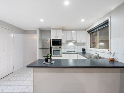 19 Glenaire Cres, Cranbourne West - Thumbnail 3