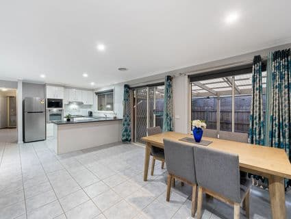 19 Glenaire Cres, Cranbourne West - Thumbnail 8