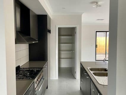 8 Breezy Circuit, Werribee - Thumbnail 4