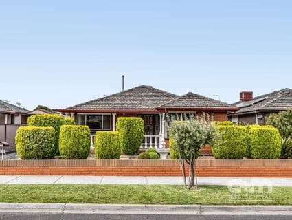 18 Hyde Street, Hadfield - Image 1