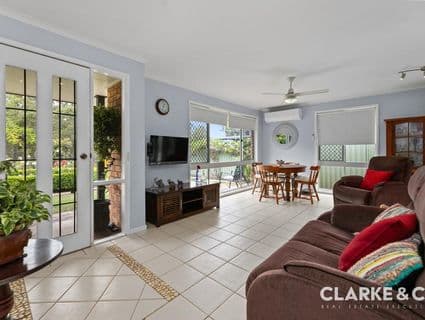 33 Railway Parade, Glass House Mountains - Image 1