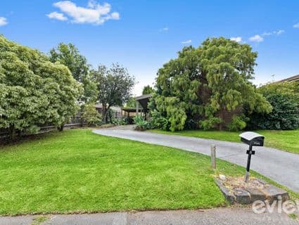 5 Dunsterville Crescent, Frankston - Thumbnail 2