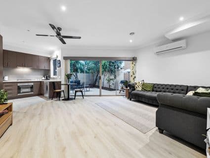 2/4 Daniher Close, Berwick - Thumbnail 2