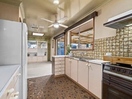 5 Gaynor Crescent, Gladstone Park - Thumbnail 6