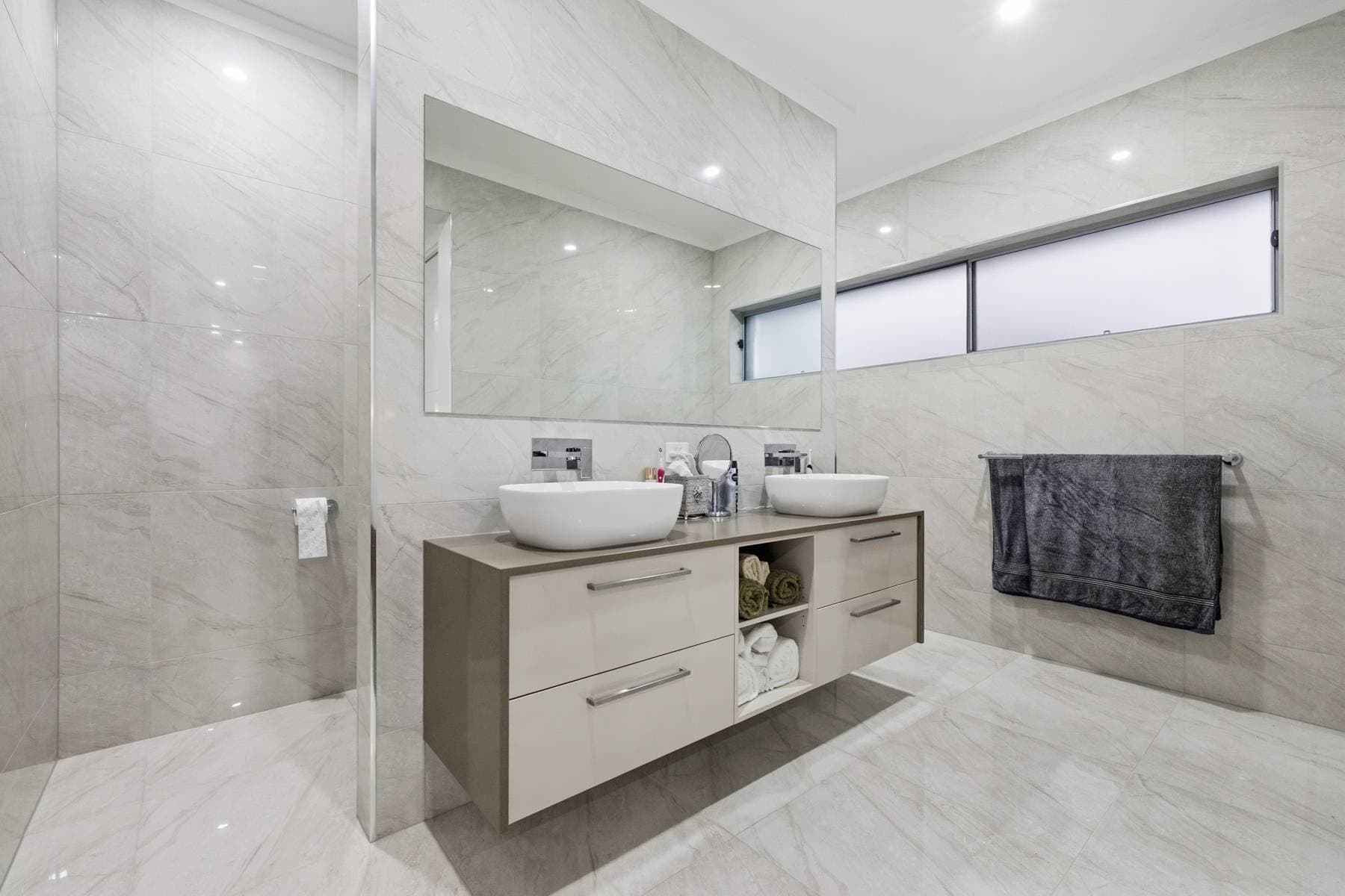 IMMACULATE, IMPRESSIVE & DESIGNED TO ENTERTAIN, Paynesville
    29 Eagle Bay Terrace VIC, Paynesville 29 Eagle Bay Terrace - Thumbnail 4