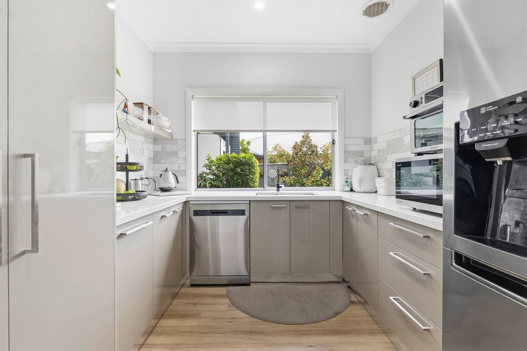 IMMACULATE, IMPRESSIVE & DESIGNED TO ENTERTAIN, Paynesville
    29 Eagle Bay Terrace VIC, Paynesville 29 Eagle Bay Terrace - Thumbnail 7