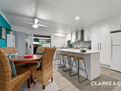 404, Glass House Mountains - Image 1