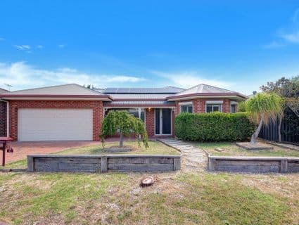 4 Radiata Close, Manor Lakes - Image 1
