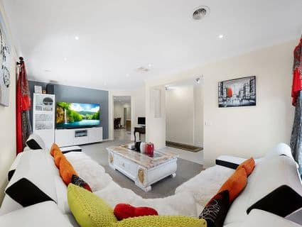 6 Grovedale Way, Manor Lakes - Thumbnail 2