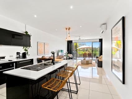 2/15 Carmen Court, Oxenford - Image 1