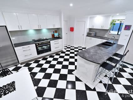 32 East Road, Pearsall - Thumbnail 3