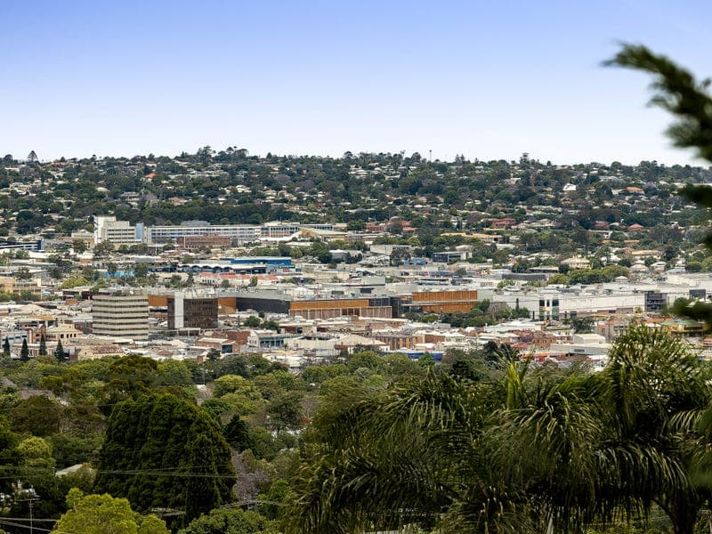 6 Roderic Court, Mount Lofty - Thumbnail 2
