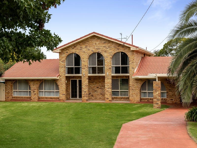 16 Lotus Crescent, Centenary Heights - Image 1