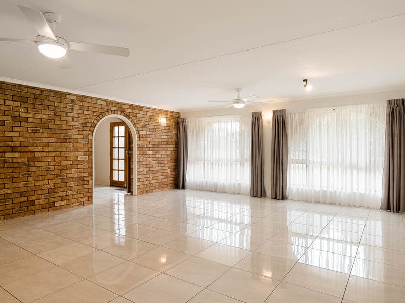 16 Lotus Crescent, Centenary Heights - Thumbnail 2