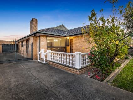 9 Surrey Street, Hadfield - Image 1