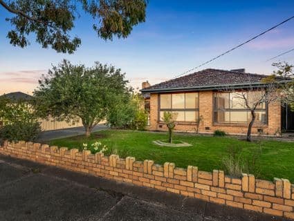9 Surrey Street, Hadfield - Thumbnail 3