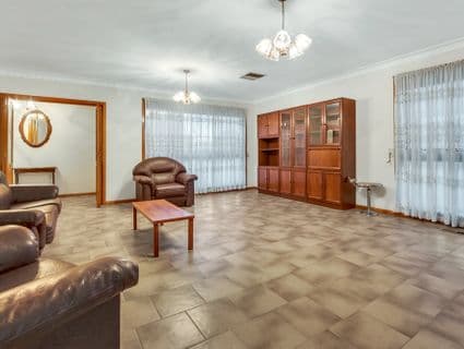 9 Surrey Street, Hadfield - Thumbnail 4