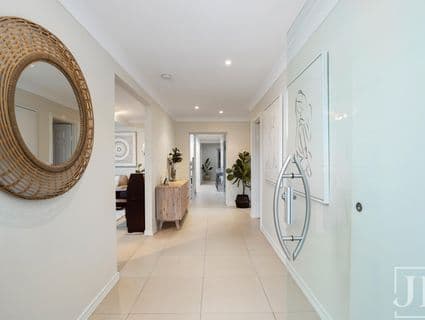16 Lohe Street, Indooroopilly - Thumbnail 2