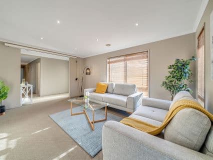 4 Ellenborough Crescent, Manor Lakes - Thumbnail 4