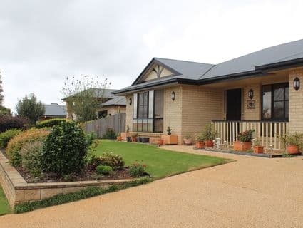 24 Hinchliffe Drive, Kearneys Spring - Image 1