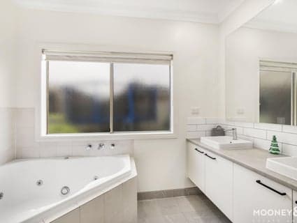 13 Weathertop Way, Cranbourne East - Thumbnail 8