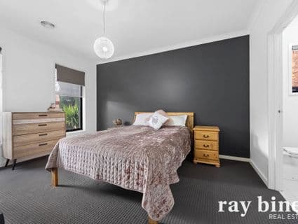 33 Woodside Way, Roxburgh Park - Thumbnail 2