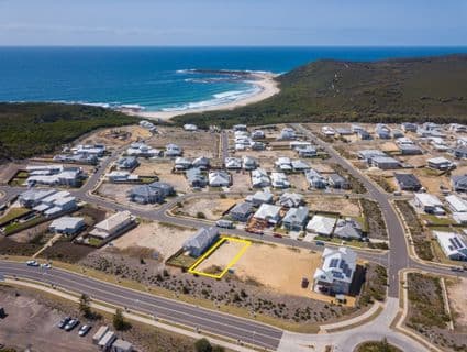 9 Silkstone Circuit, Catherine Hill Bay - Thumbnail 3