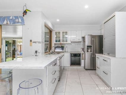 11 Dianthus Ave, Banksia Beach - Thumbnail 4