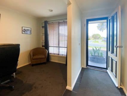 49 Pepperbush Circuit, Cranbourne - Thumbnail 2