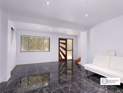 17 Spinnaker Street, Jamboree Heights - Thumbnail 2