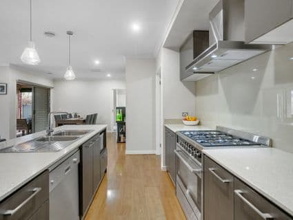 8 Zeus Avenue, Cranbourne West - Thumbnail 2