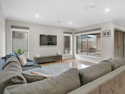 8 Zeus Avenue, Cranbourne West - Thumbnail 6